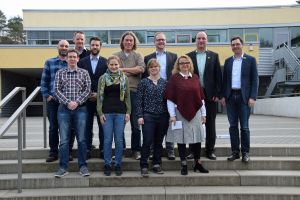 Die Bürgermeister der Gemeinden Neuhof, Kalbach und Flieden mit  Schulleiterin Karin Schneider und den PolitiklehrerInnen der Jahrgangsstufe 7